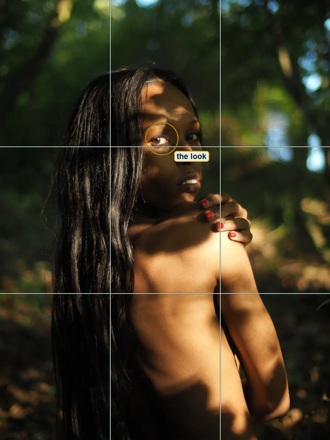 Volles Foto mit einem Drittel-Raster und einem Kreis um ihr beleuchtetes Auge knapp über der oberen Drittel-Linie